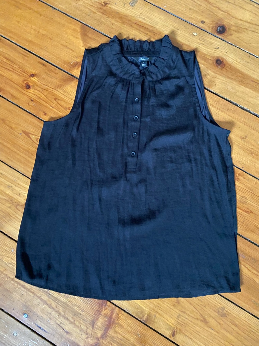 Simply Vera Vera Wang Black Ruffle-Neck Sleeveless top size small